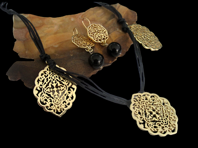 CORD NECKLACE WITH 3 OVAL ARABESQUE