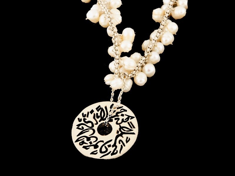 CHAIN NECKLACE WITH PEARL DANGLES AND MEDIUM DISC
