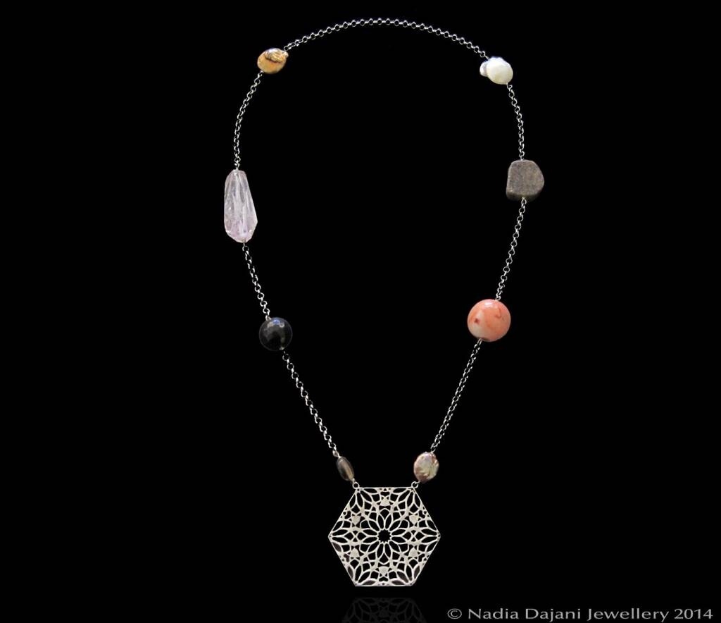 CHAIN NECKLACE. STONES AND LARGE HEXAGON