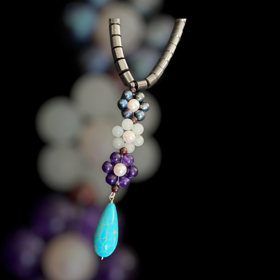 GEMSTONE NECKLACE WITH TRIPLE FLOWER DROP