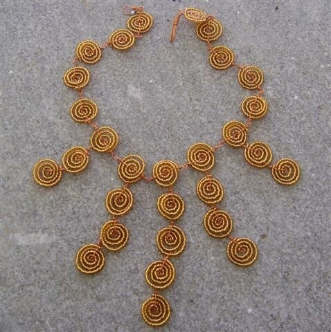 GLASS BEAD SWIRL NECKLACE