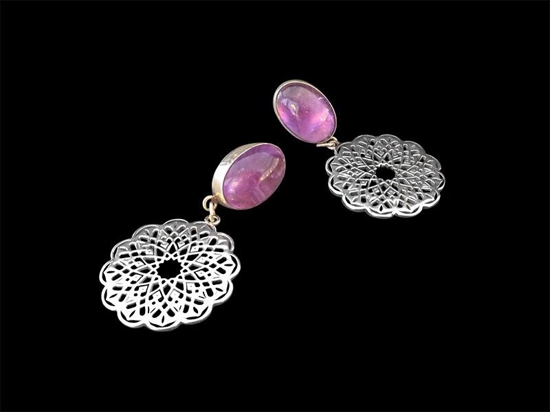 CABOCHON EARRING WITH GEOMETRIC ROUND PENDANT