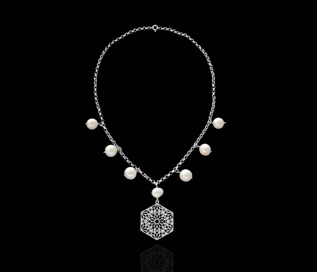 CHAIN NECKLACE WITH LARGE BAROQUE PEARLS AND HEXAGON