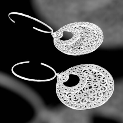 HOOP EARRINGS WITH LARGE CRESCENT MOTIF