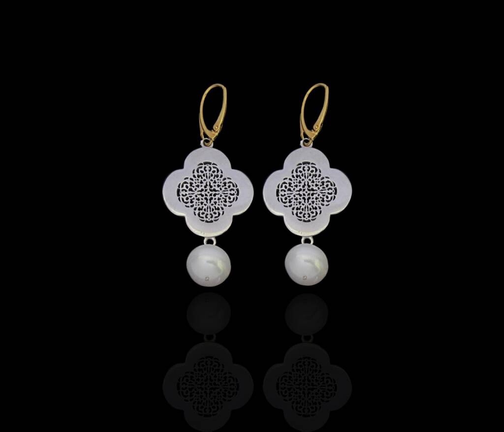 LARGE CLOVER SILVER. GP FRENCH HOOK. PEARL DROP