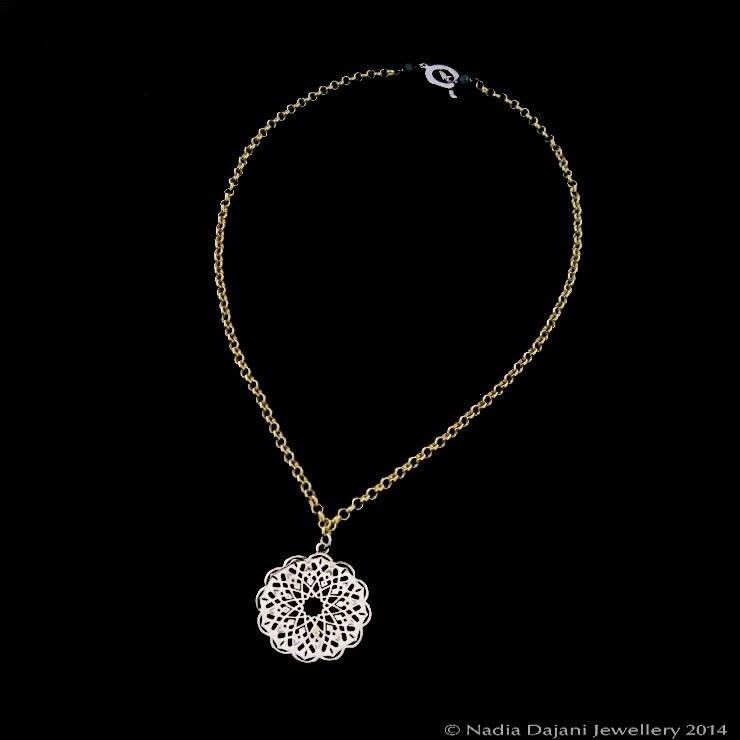 CHAIN NECKLACE WITH ROUND ARABESQUE PENDANT