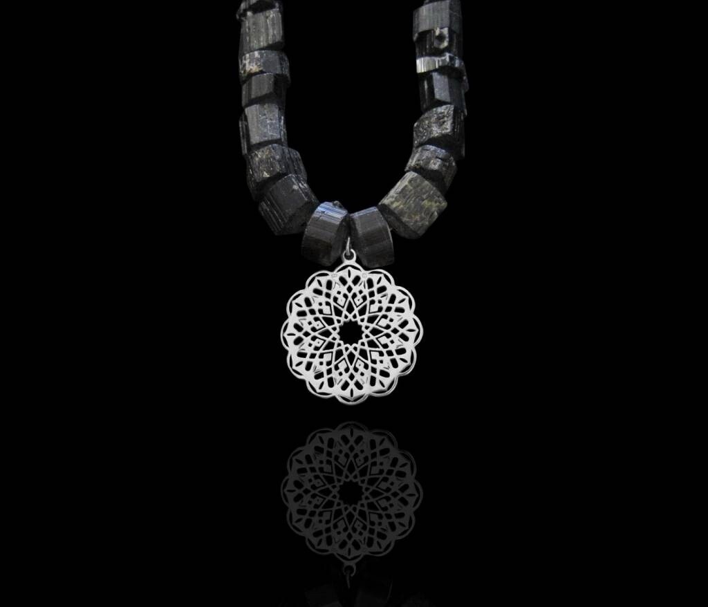 GEMSTONE NECKLACE WITH GEOMETRIC CIRCLE