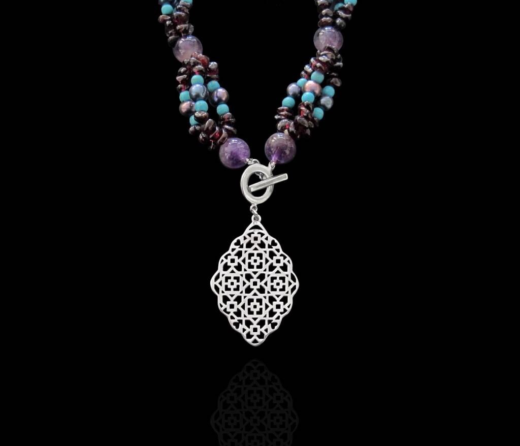 EMBROIDERED NECKLACE WITH GEOMETRY PENDANT FRONT CLASP