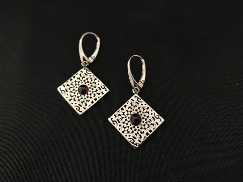 SQUARE ARABESQUE EARRINGS WITH GARNET CABOCHON