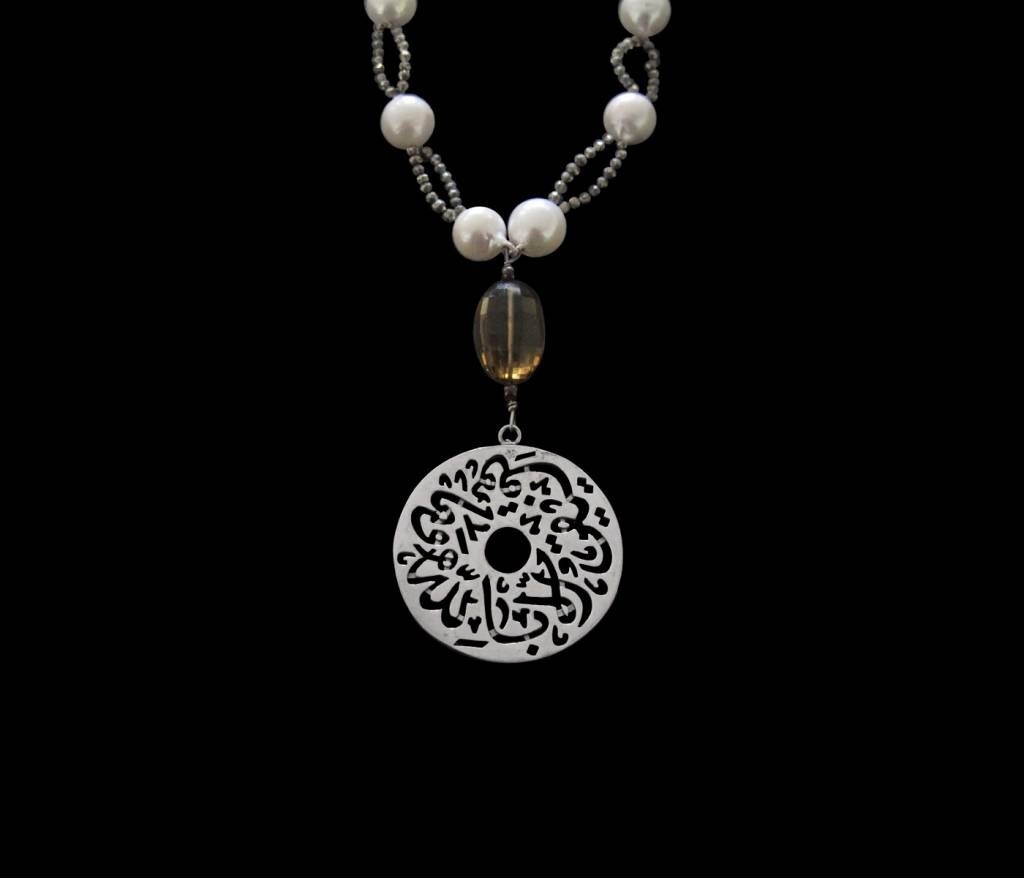 B&amp;W PEARL LONG NECKLACE WITH MEDIUM DISC
