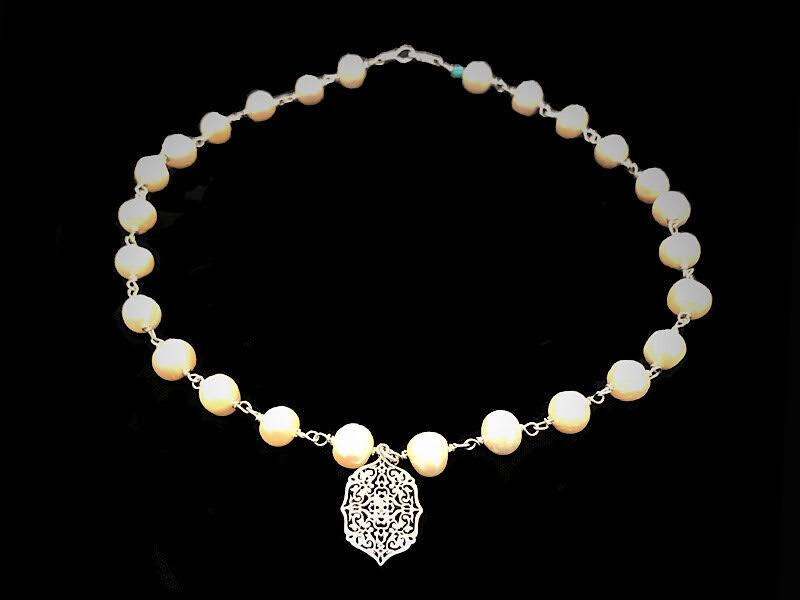 GEMSTONE NECKLACE WITH SILVER ALHAMBRA MOTIF