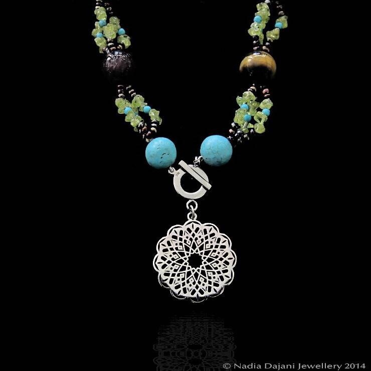 EMBROIDERED STONE NECKLACE WITH ROUND GEO