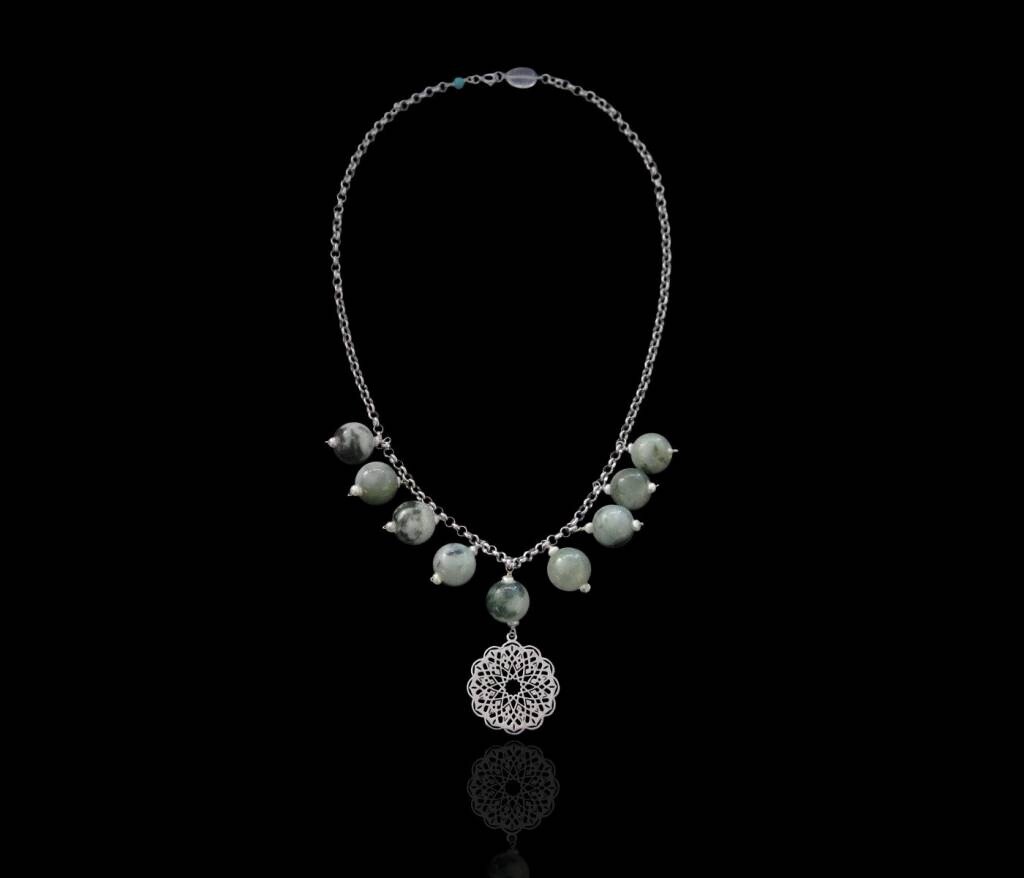 CHAIN NECKLACE WITH STONES AND GEOMETRIC ROUND PENDANT