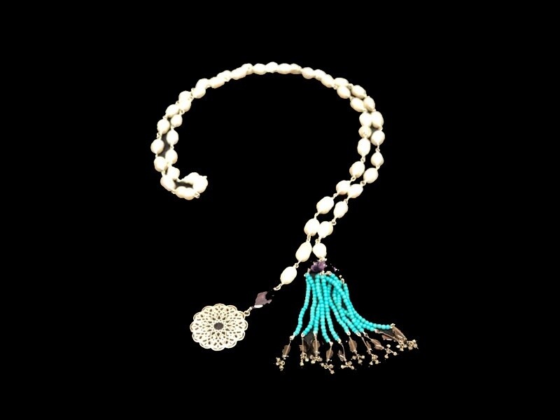 PEARL TIE NECKLACE WITH GEOMETRIC CIRCLE AND TASSELS
