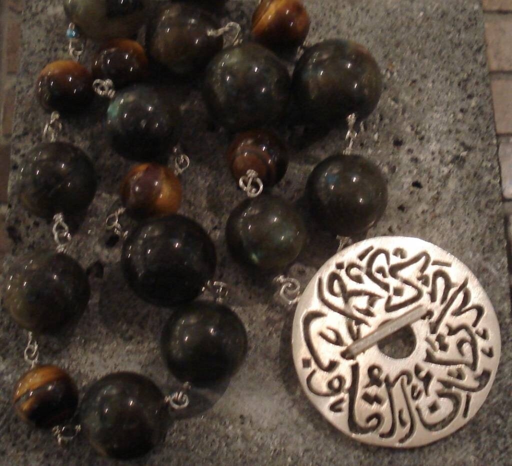 LARGE STONE NECKLACE. DISC CLASP