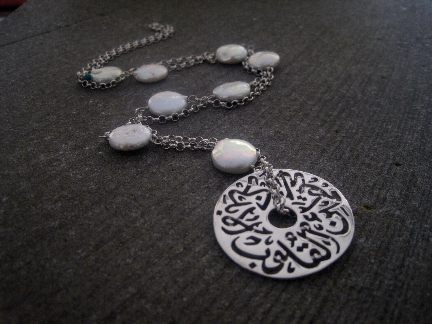 LONG CHAIN NECKLACE. PEARLS. MEDIUM DISC