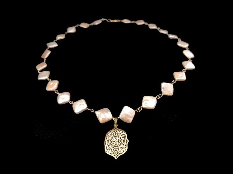 PEARL NECKLACE WITH ALHAMBRA MOTIF GP