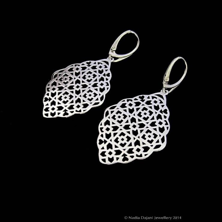 SILVER GEOMETRIC EARRING. FRENCH HOOK