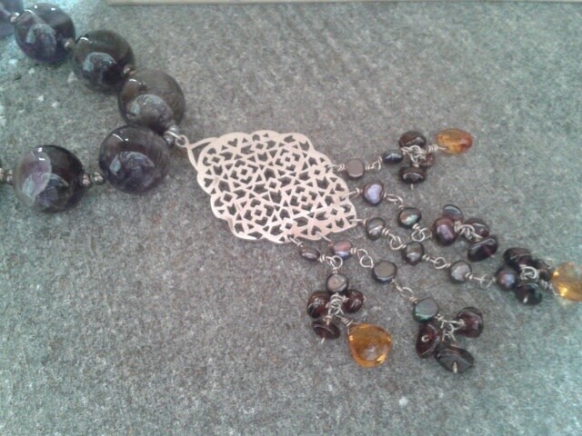 STONE WIRE NECKLACE WITH GEOMETRIC MOTIF &amp; TASSELS