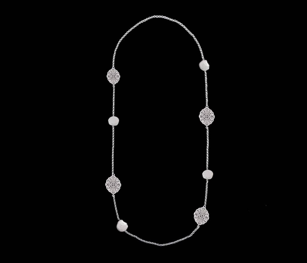 LONG CHAIN NECKLACE WITH BUTTON PEARLS AND OVAL ARABESQUES