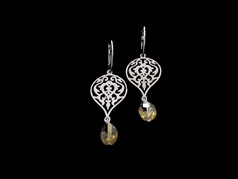 SMALL SILVER ARABESQUE WITH CUT STONE DROP