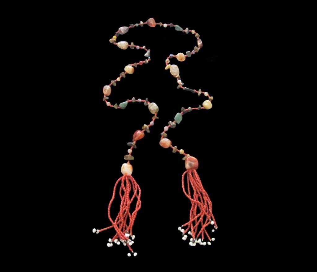 SINGLE AGATE TIE NECKLACE WITH TASSELS AND PEARL DROPS