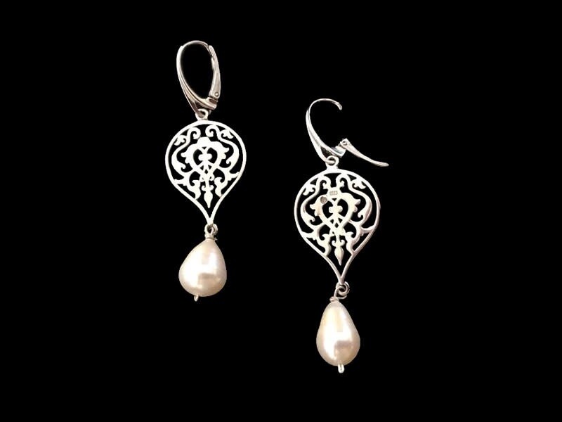 SMALL ARABESQUE SILVER EARRING WITH DROP PEARL