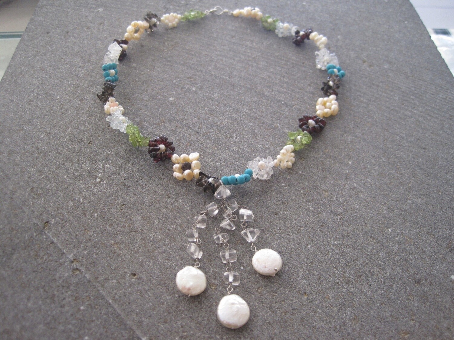 SHORT GEMSTONE FLOWER NECKLACE WITH TASSEL
