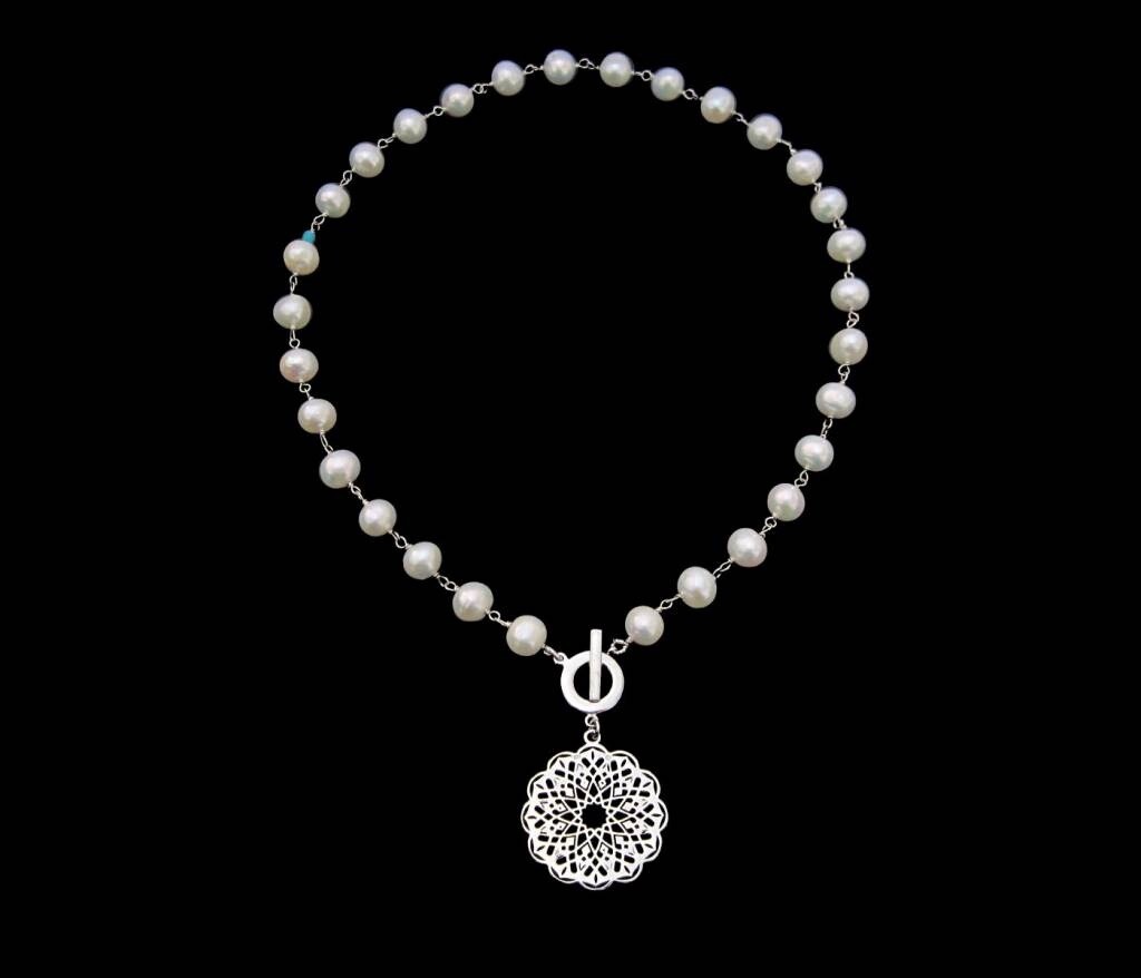 STONE WIRE NECKLACE WITH ROUND GEOMETRIC PENDANT