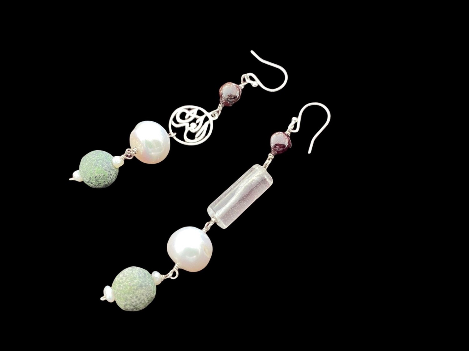 ASYMMETRIC KUNOUZ EARRING WITH WORD