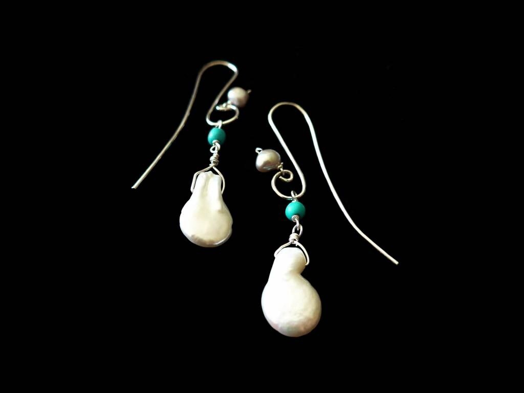 S CURVE EARRINGS WITH BAROQUE PEARL AND 2 STONES