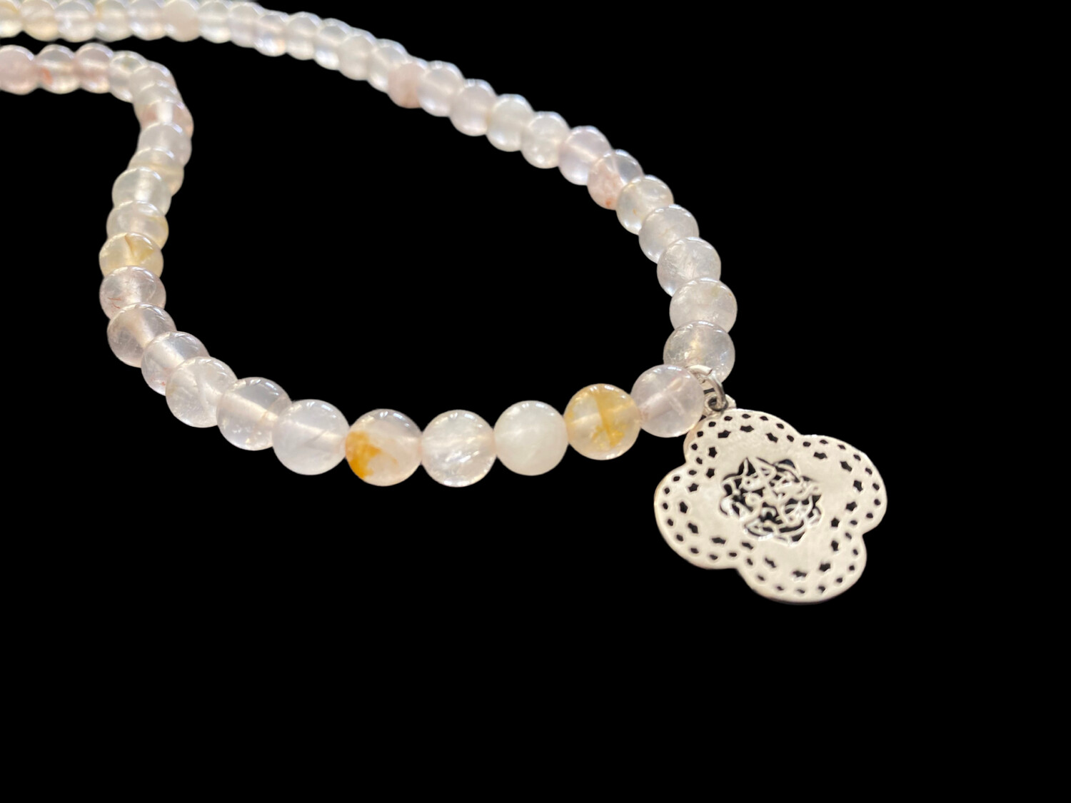 STONE  NECKLACE WITH SMALL CLOVER