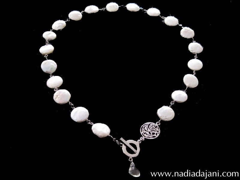 WIRE NECKLACE WITH IQRA. FRONT CLOSURE. STONE DROP
