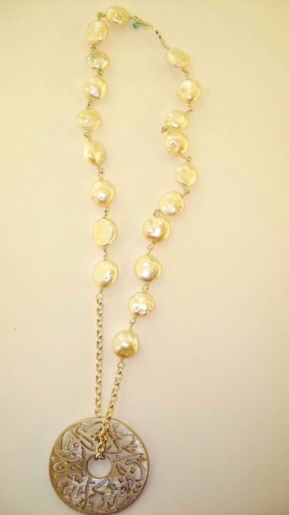 LARGE PEARLS. CHAIN AND MEDIUM DISC