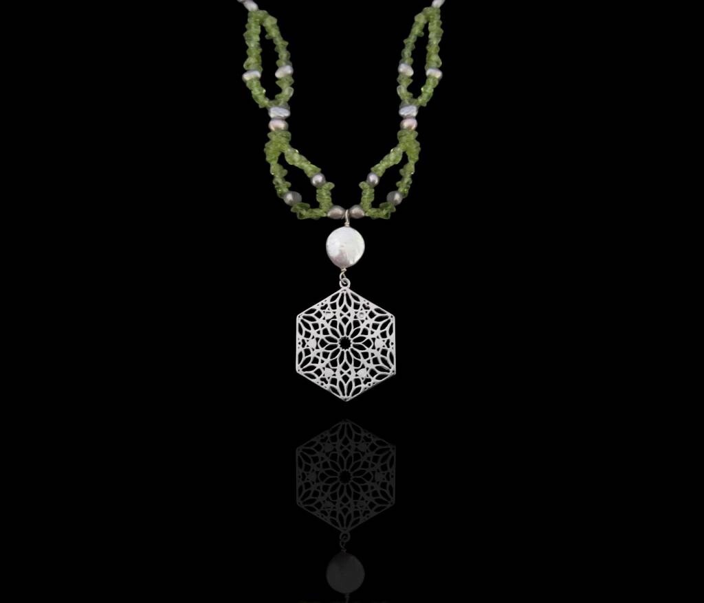 STONE AND PEARL NECKLACE WITH HEXAGON