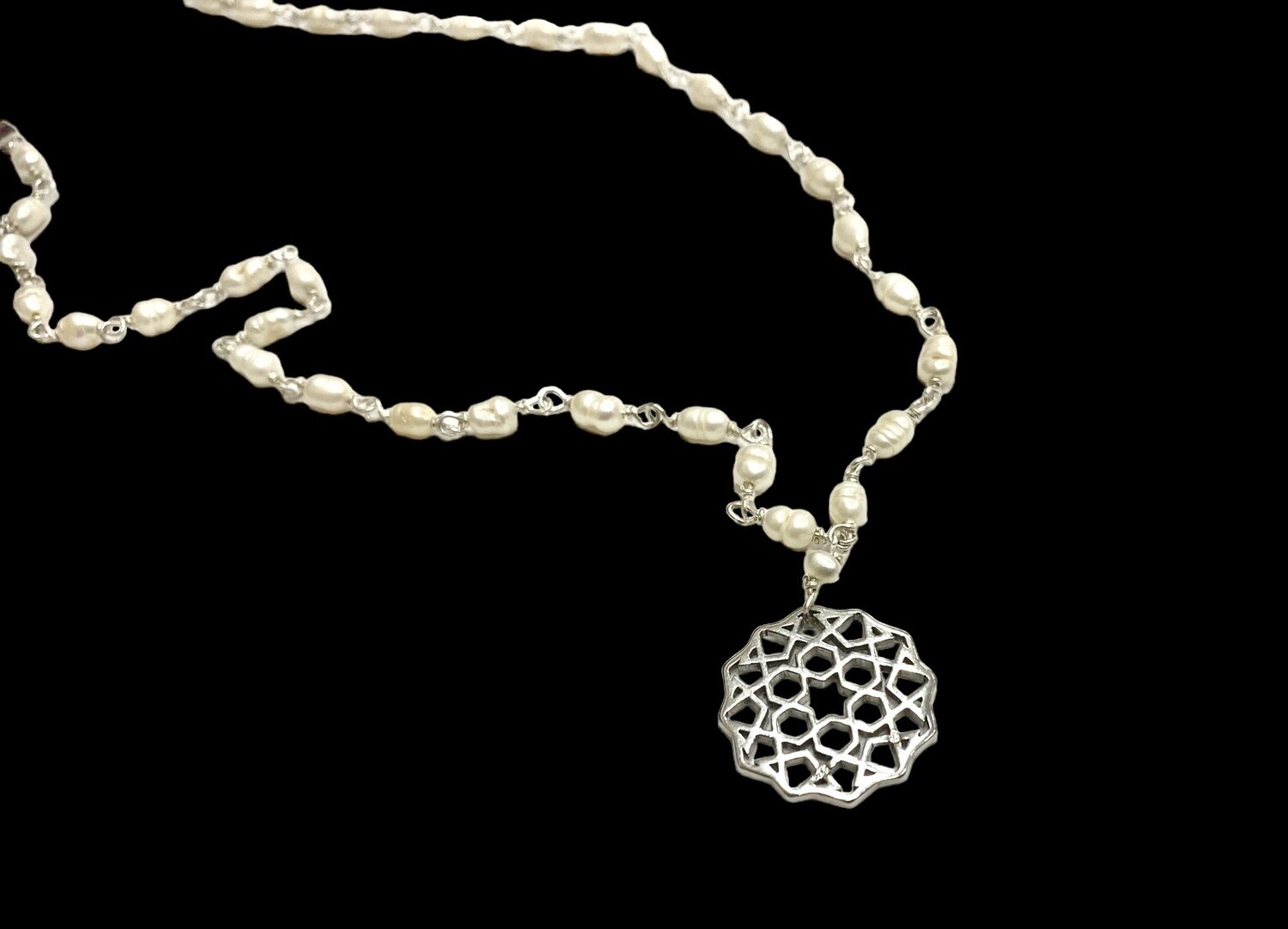 PEARL WIRE NECKLACE WITH CORDOBA PENDANT