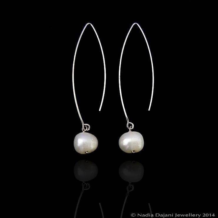 OVAL HOOP EARRINGS WITH STONE DROP