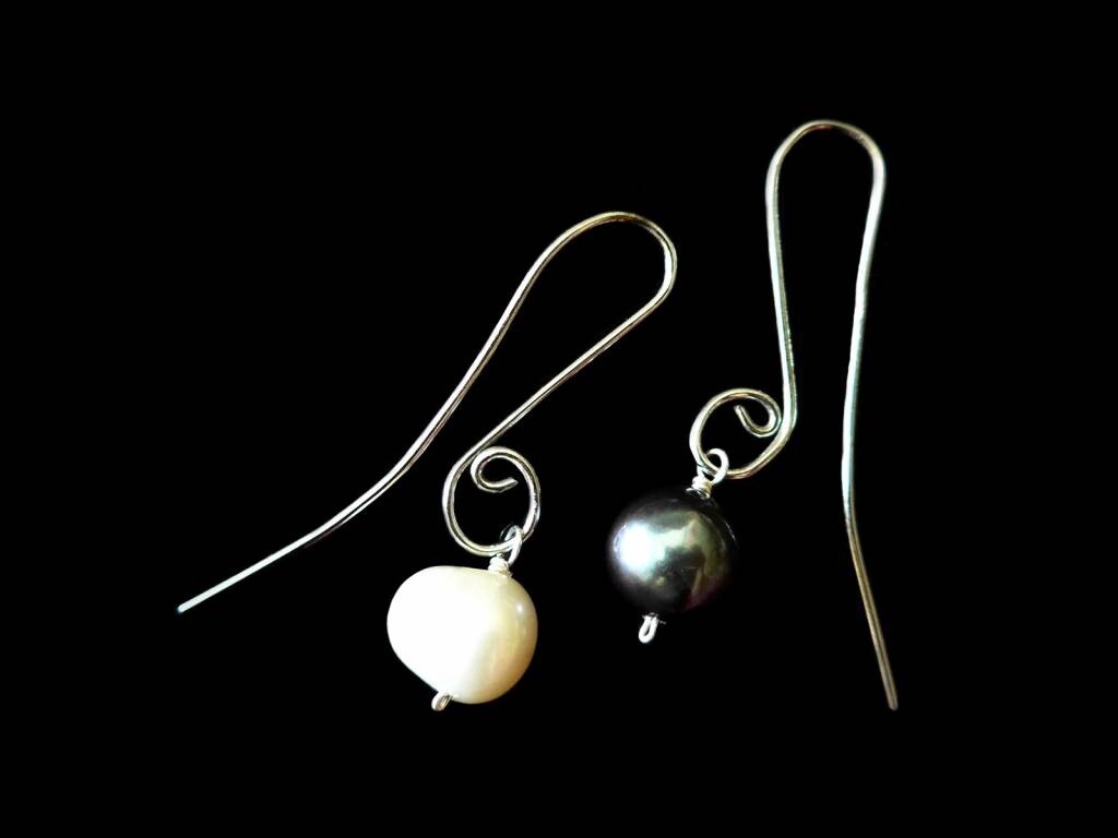 S CURVE EARRINGS WITH BLACK AND WHITE PEARLS