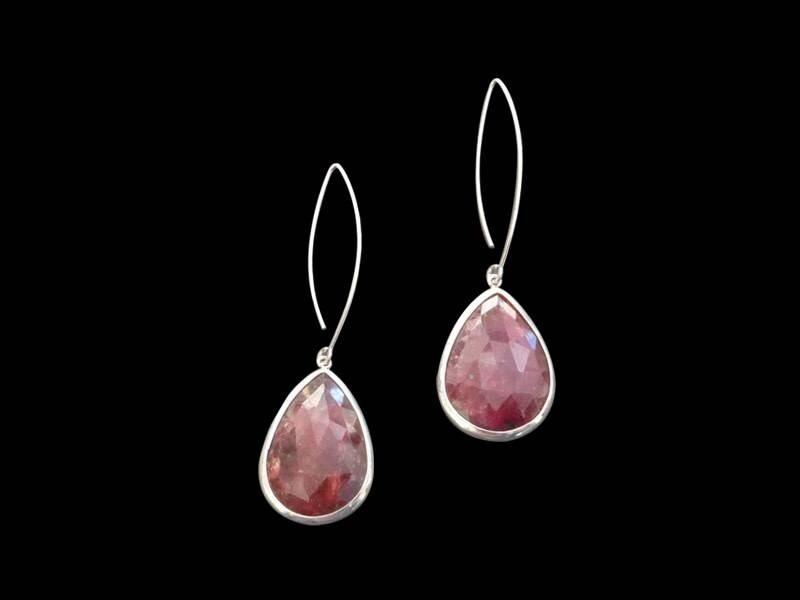 LONG HOOK EARRINGS WITH RUBY DROPS