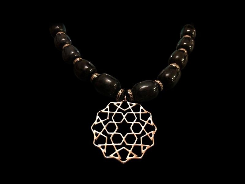 STONE WIRE NECKLACE WITH LARGE CORDOBA MOTIF