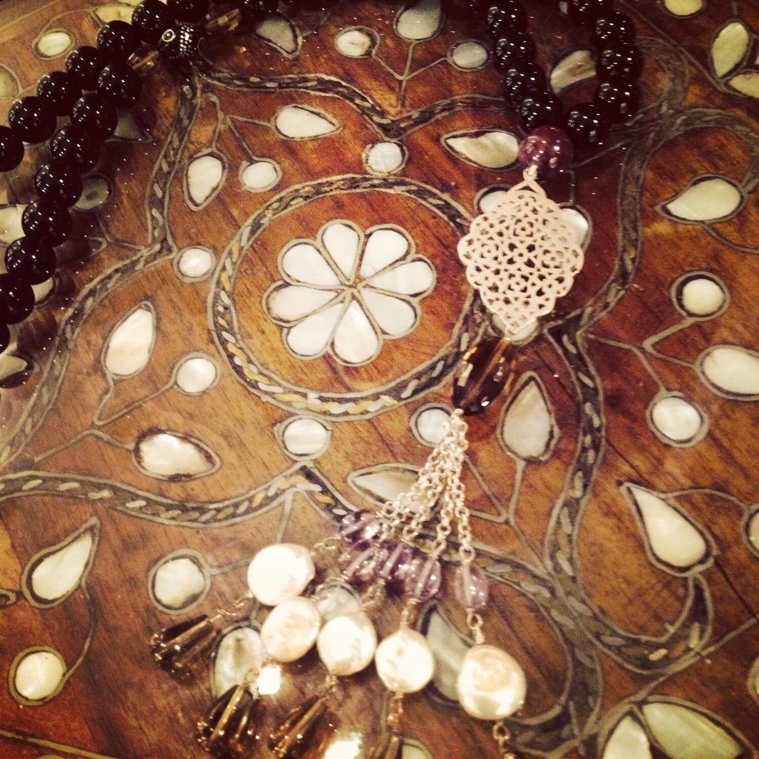LONG  PEARL NECKLACE. GEO MOTIF. TASSELS