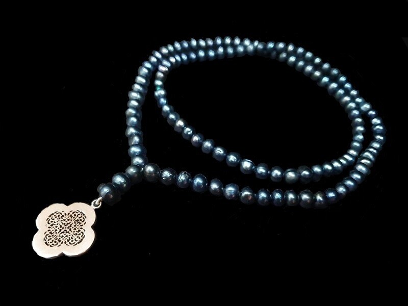 LONG GREY PEARL NECKLACE WITH CLOVER