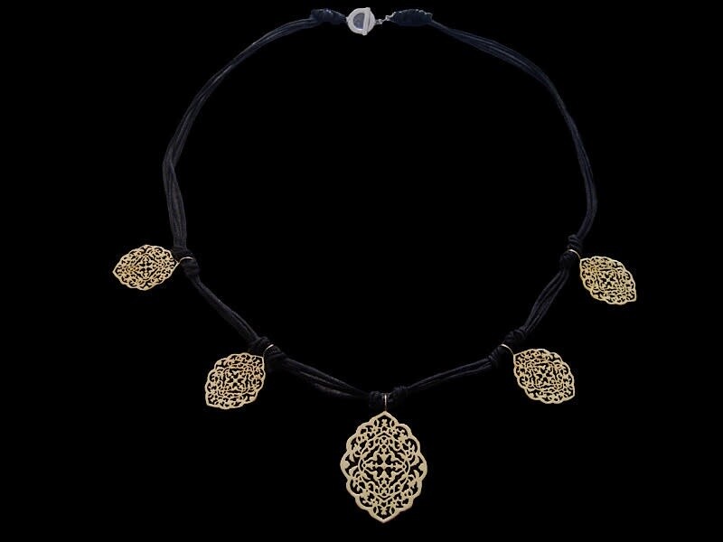 LARGE OVAL ARABESQUE 5 PIECES THREAD NECKLACE