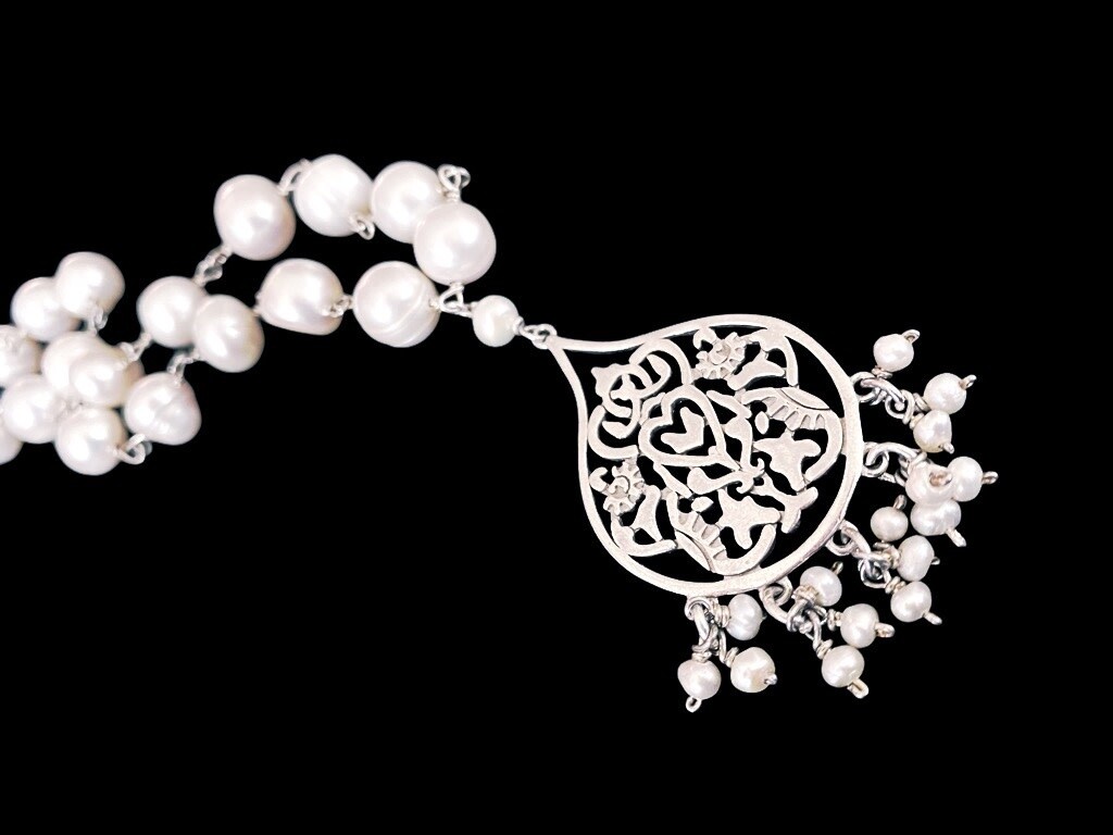 SHORT NECKLACE WITH LARGE ARABESQUE &amp; DANGLES