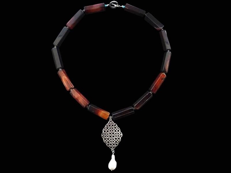 STONE NECKLACE WITH GEOMETRIC MOTIF &amp; PEARL DROP