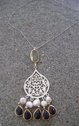 SMALL ARABESQUE ON CHAIN AND PEARL TASSELS