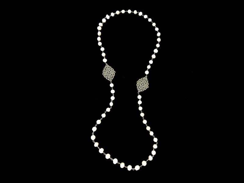 LONG PEARL NECKLACE WITH TWO GEOMETRIC GP MOTIFS