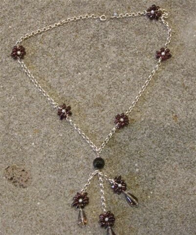 STONE FLOWER AND CHAIN NECKLACE