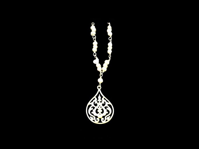 PEARL NECKLACE WITH SILVER SMALL ARABESQUE MOTIF