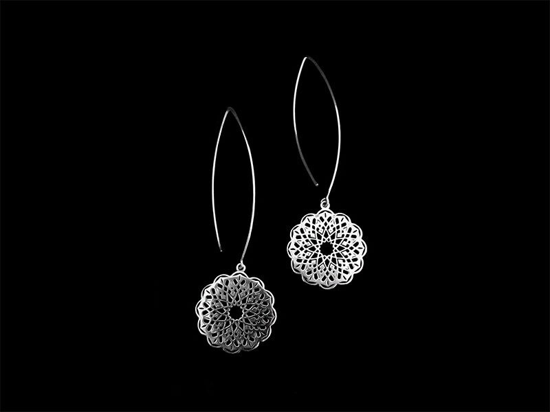 OVAL HOOK EARRINGS WITH ROUND GEOMETRIC MOTIF SILVER